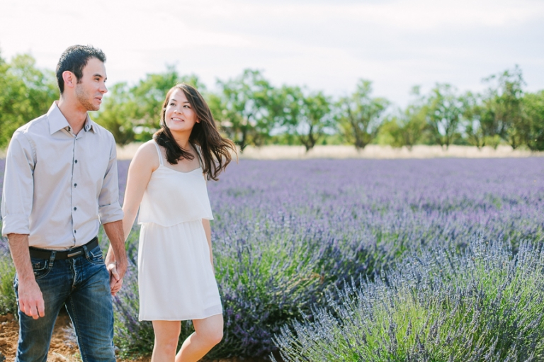 Séance engagement dans la lavande - Photographe couple dans le Gard