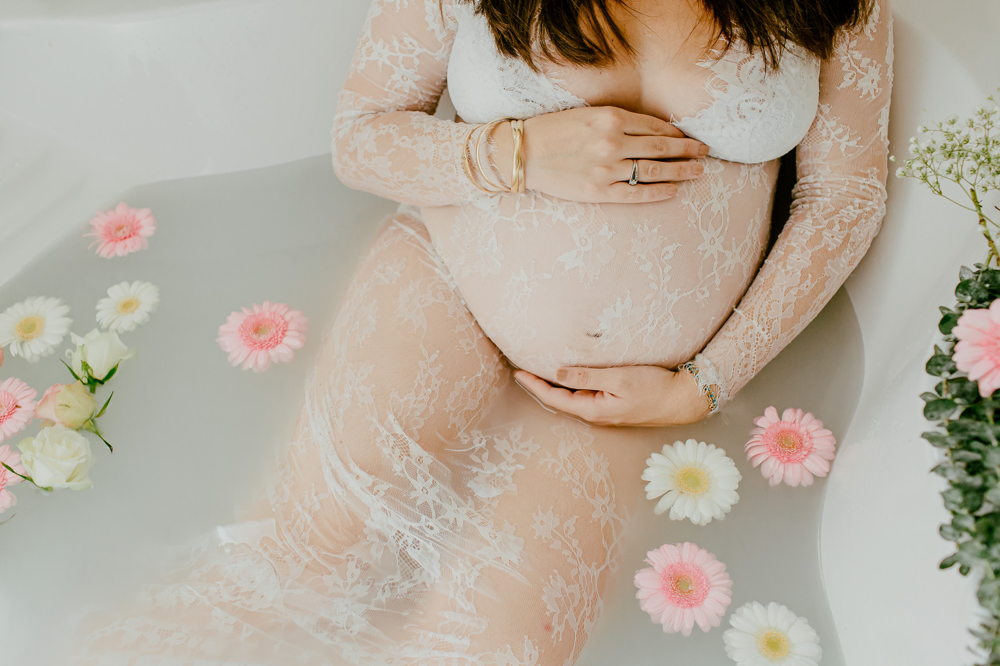 Séance grossesse dans un bain de lait à Nîmes dans le Gard