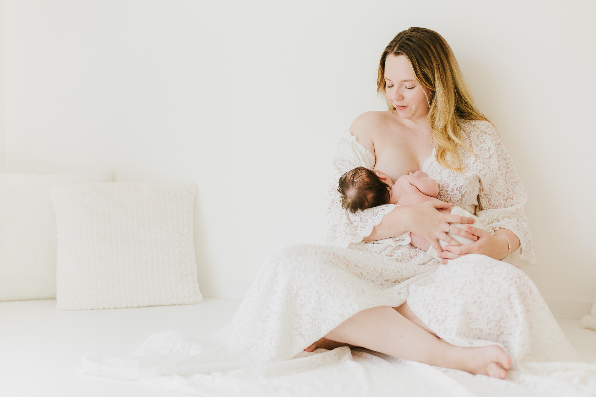 Séance photo allaitement : un souvenir unique pour une maman et  son bébé